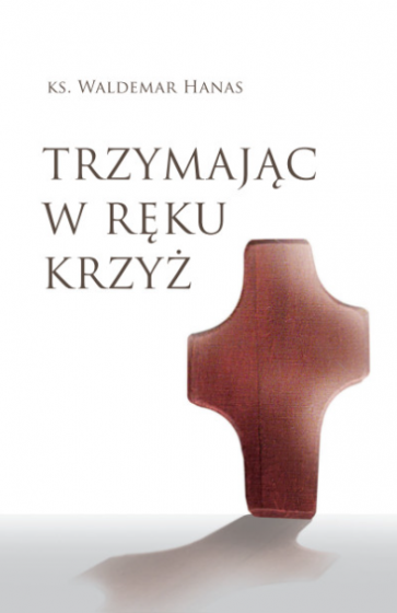 Trzymając w ręku krzyż